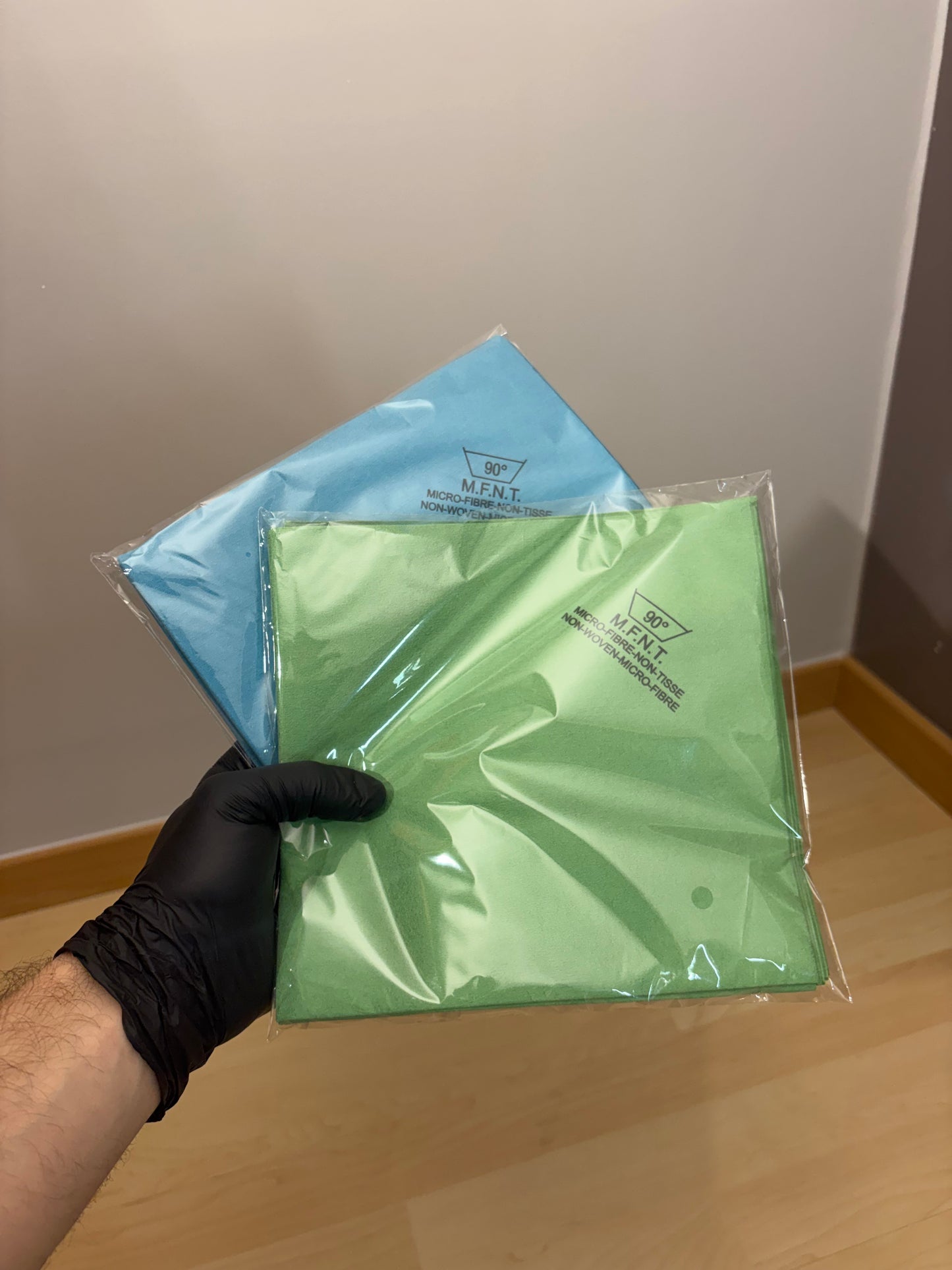 5 Microfibres non-tissées. Contour des vitres et plan de travail.