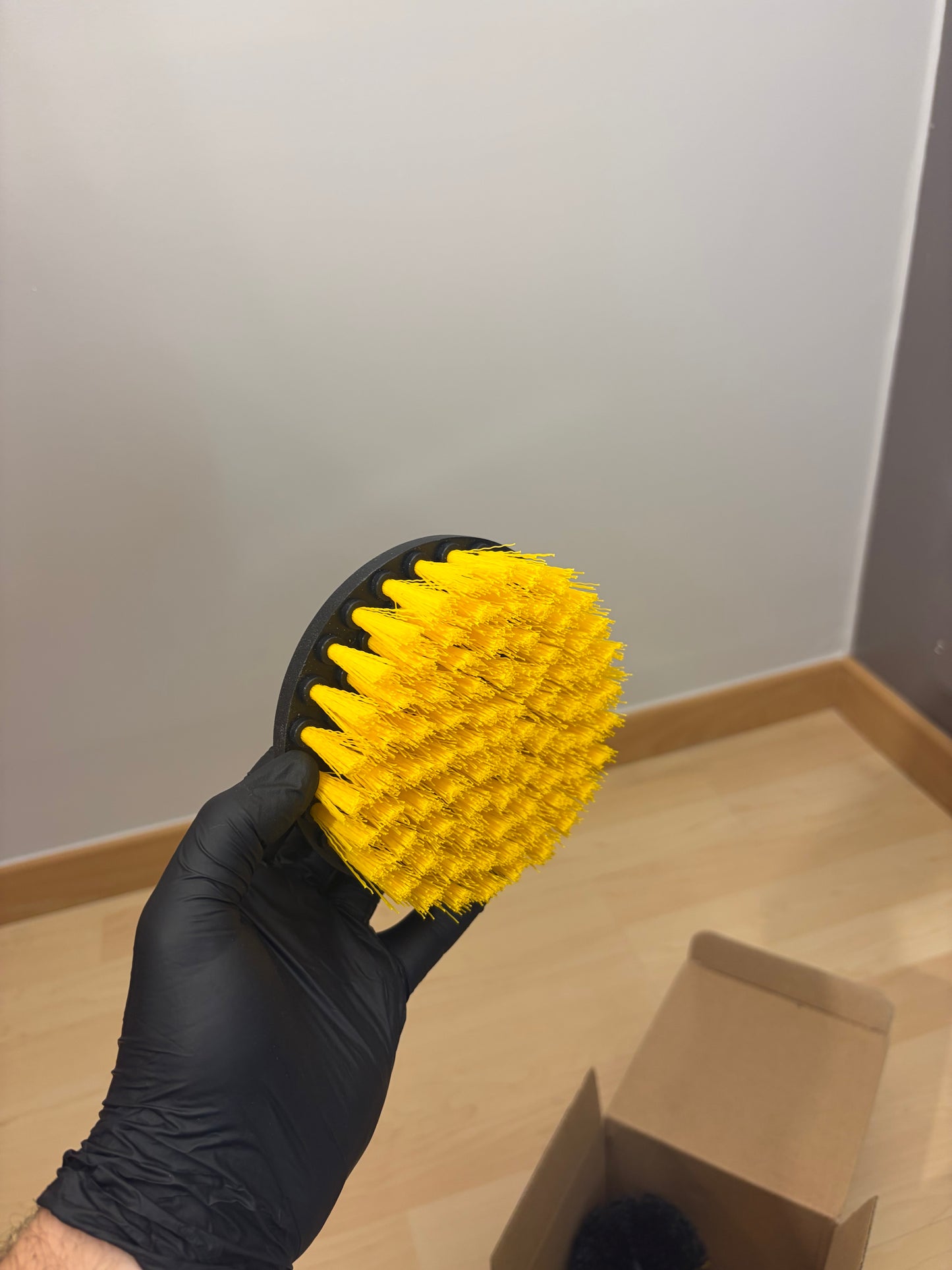 Lots de 4 brosses pour visseuse. (Poils durs -> Surfaces plastiques)