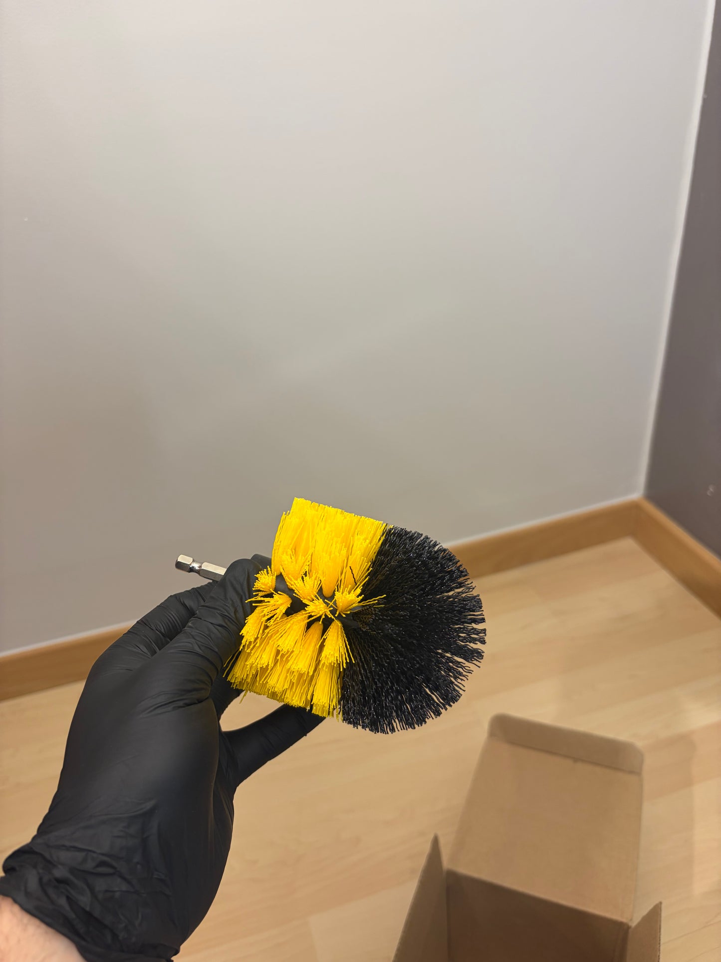 Lots de 4 brosses pour visseuse. (Poils durs -> Surfaces plastiques)